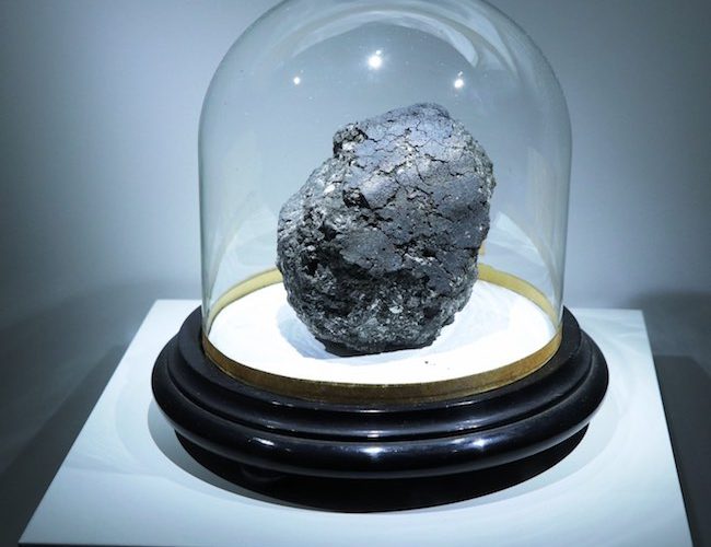Meteorit karbon kondrit dari masa awal Tata Surya. Kredit: Universitas Manchester