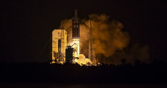 Peluncuran roket Delta IV Heavy yang membawa wahana Parker. Kredit: NASA/Bill Ingalls