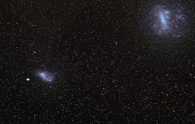 Awan Magellan Besar (kanan atas) dan Awan Magellan Kecil (kiri bawah. Kredit: ESO