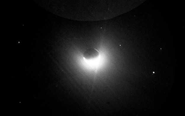 Geokorona Bumi yang dipotret dari Bulan oleh Astronaut Apollo 16. Kredit: NASA