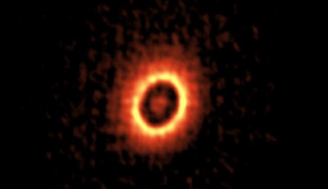 Citra DM Tau dan dua cincin konsentriknya dimana planet bisa saja terbentuk. Kredit: ALMA (ESO/NAOJ/NRAO), Kudo et al.