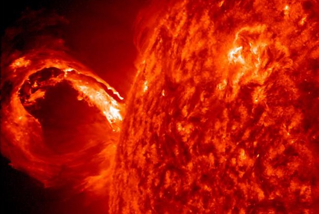 Suar Matahari. Kredit: NASA/SDO dan AIA, EVE, dan tim HMI)