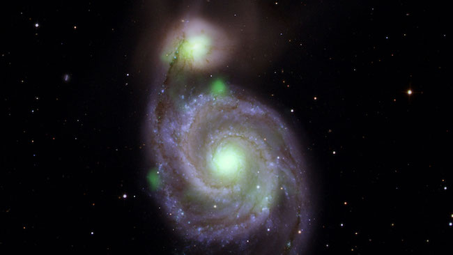 Sumber cahaya hijau terang sinar-X energi tinggi yang dipotret misi NuSTAR yang digabungkan dengan foto pengamatan optik Galaksi Whirlpool dan galaksi M51b pasangannya. Cahaya hijau terang dari pusat kedua galaksi berasal dari materi di sekitar lubang hitam supermasif. Bintang neutron ultraterang berada di sisi kiri Whirlpool. Kredit: NASA