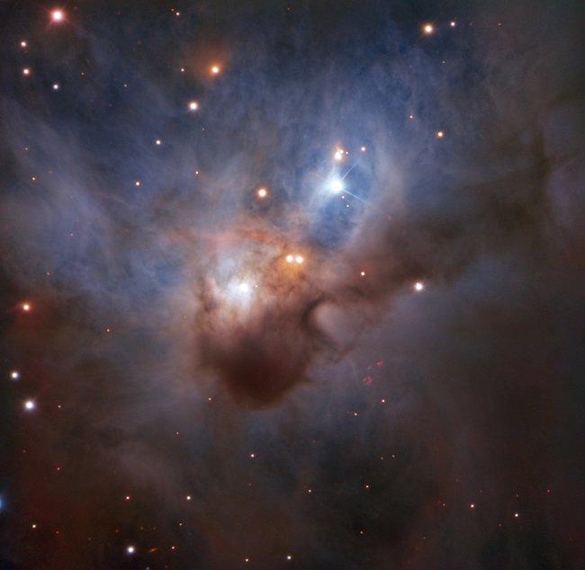Kelelawar Kosmis, nebula yang menyembunyikan bintang-bintang muda di intinya. Kredit: ESO