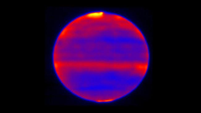 Dalam satu hari ketika angin Matahari menghantam Jupiter, elemen kimia di atmosfer berubah dan temperatur juga meningkat. Dalam citra yang diambil pada bulan Januari, Februari, dan Mei 2017 oleh Cooled Mid-Infrared Camera and Spectrograph (COMICS) yang dipasang pada teleskop Subaru. Kredit: NAOJ/NASA/JPL-Caltech