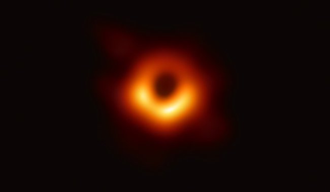 Foto lubang hitam di pusat M87. Kredit: Kolaborasi EHT