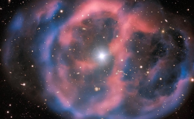Nebula yang diisi oleh reruntuhan bintang subkatai O. Kredit: ESO